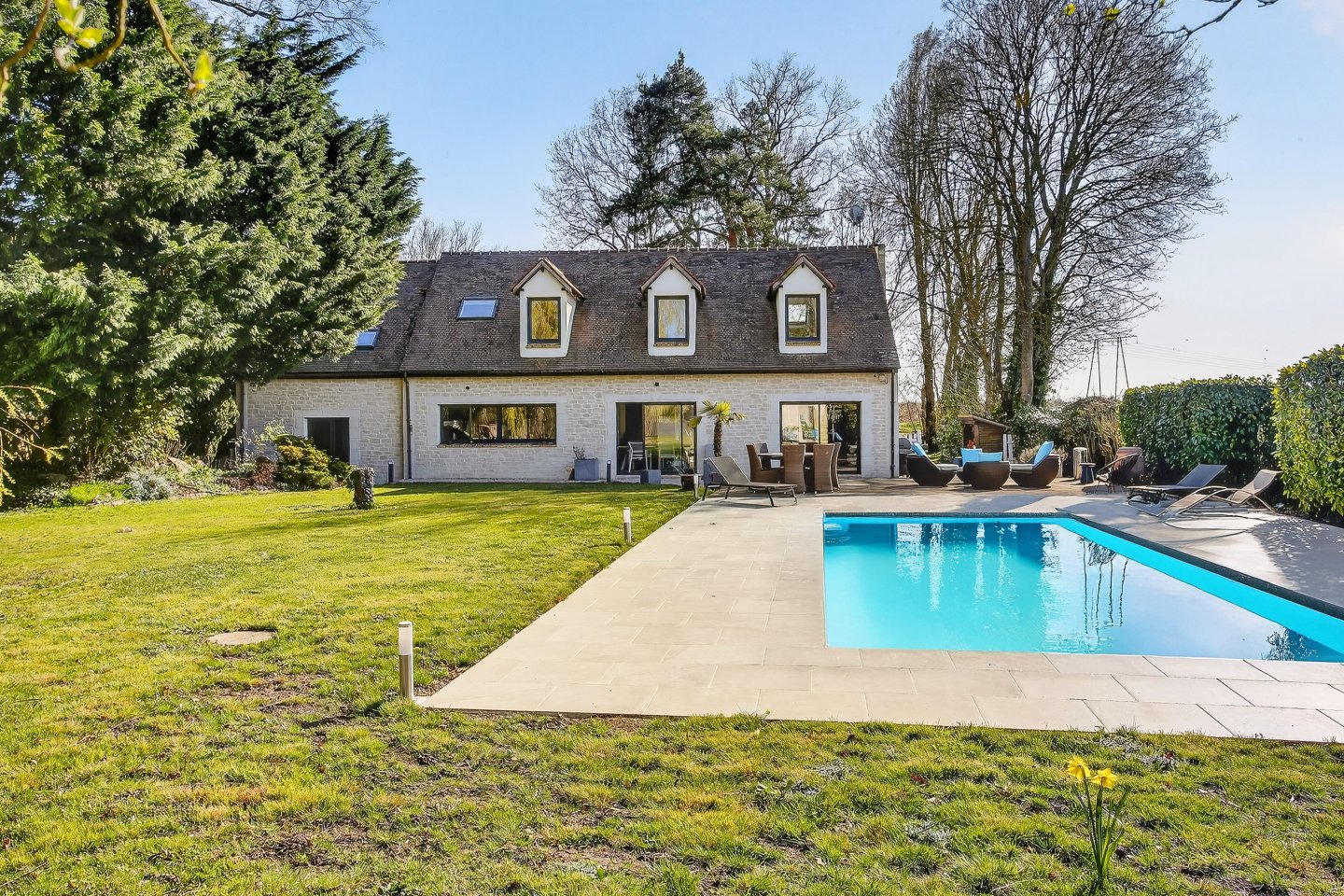 Maison rénovée avec piscine, 224 m² à Janvry