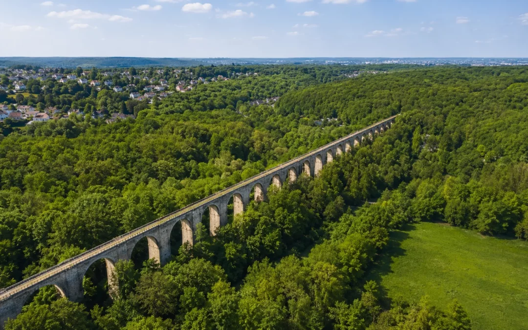 Aqueduc de Buc traversant la forêt des Yvelines, village résidentiel en arrière-plan, marché immobilier 2026